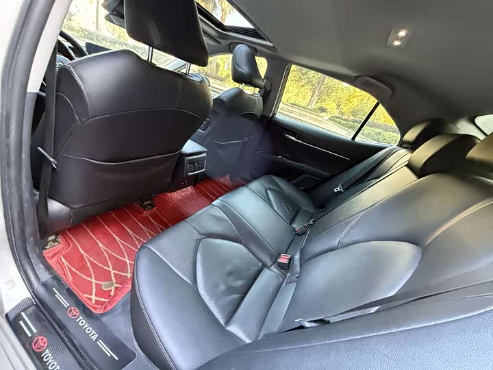 Фото 7 - Toyota Camry