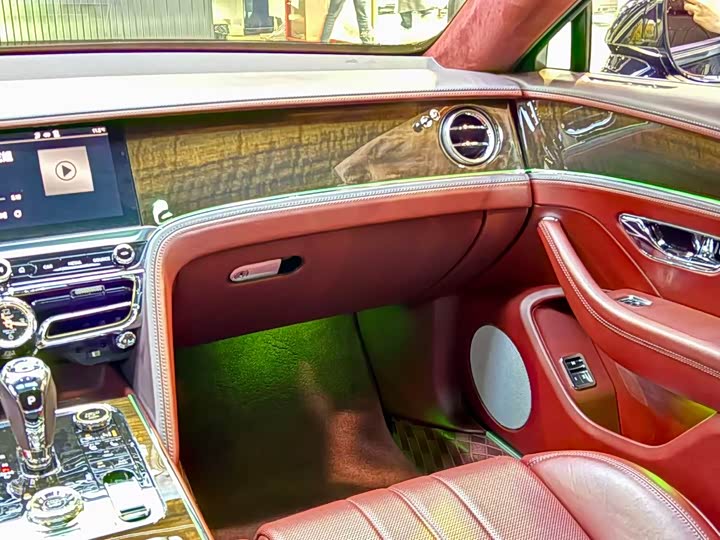 Фото 12 - Bentley Flying Spur