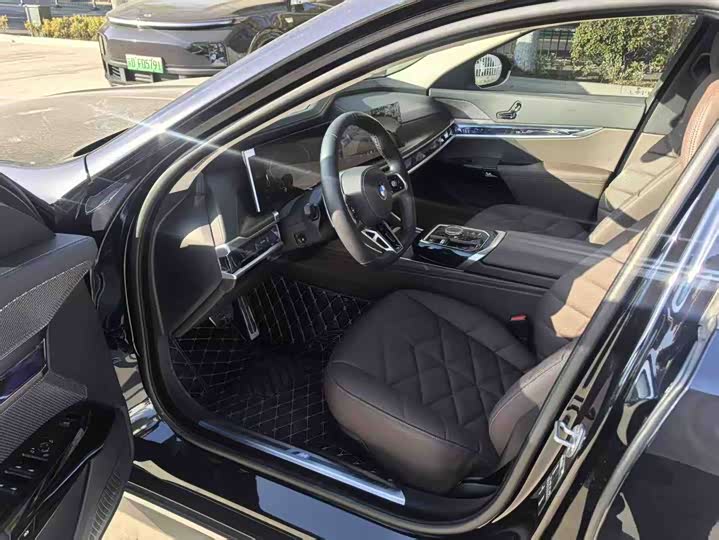 Фото 3 - BMW 7 Series