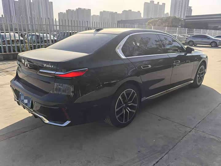 Фото 9 - BMW 7 Series