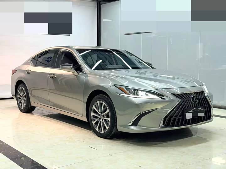 Фото 1 - Lexus ES