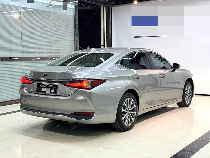 Фото 7 - Lexus ES
