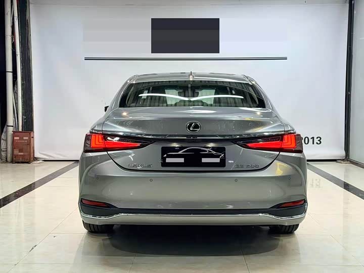 Фото 8 - Lexus ES