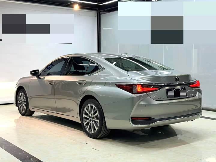 Фото 9 - Lexus ES