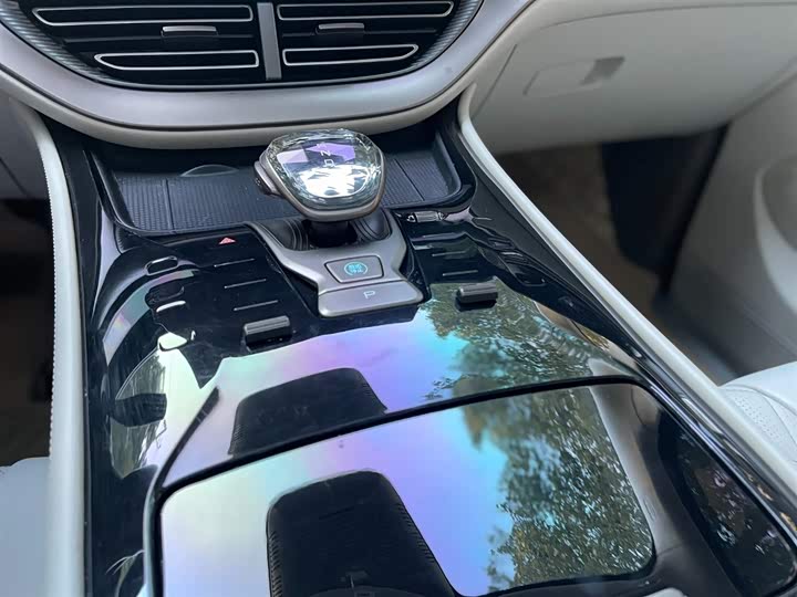 Фото 21 - Denza D9