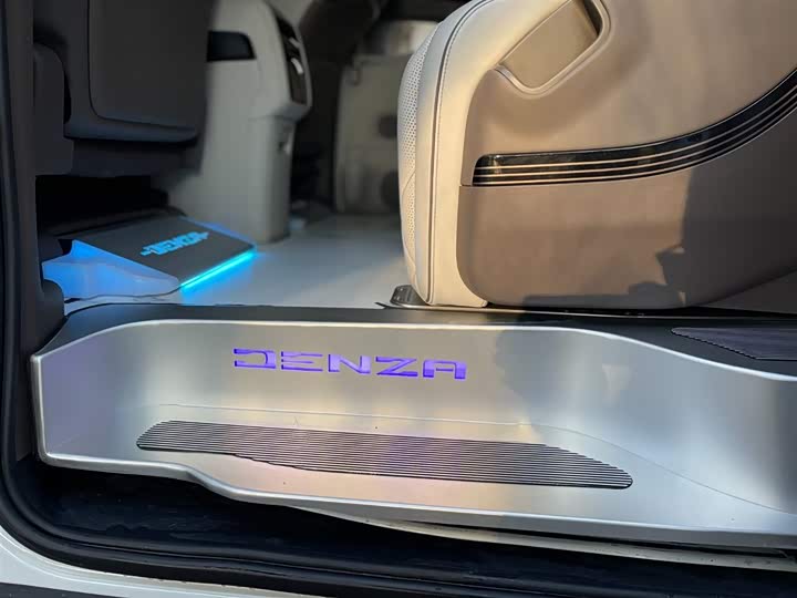 Фото 24 - Denza D9