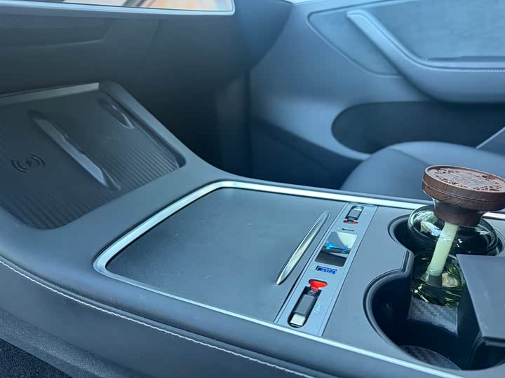 Фото 10 - Tesla Model Y