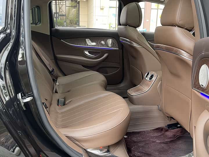 Фото 10 - Mercedes-Benz E-Class