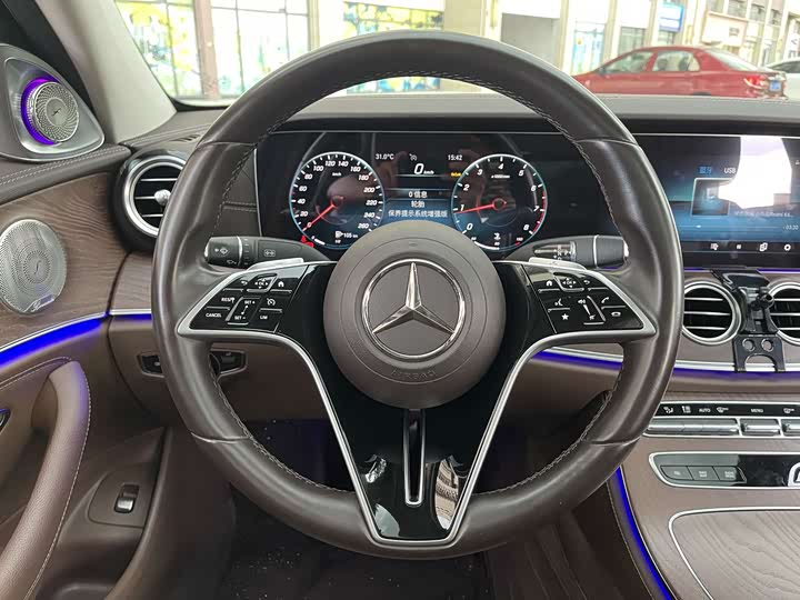 Фото 14 - Mercedes-Benz E-Class