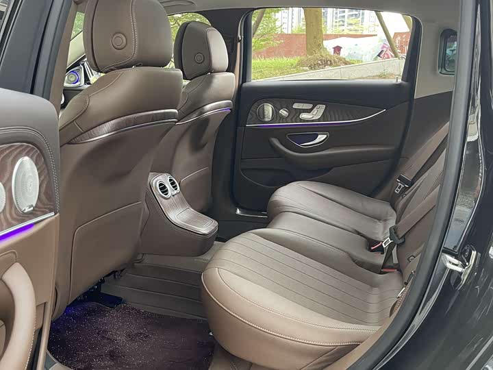 Фото 16 - Mercedes-Benz E-Class