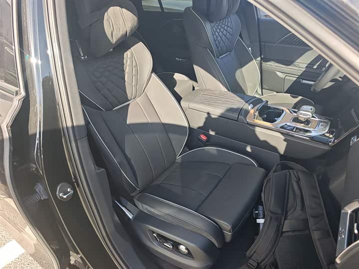 Фото 24 - Hongqi E-HS9