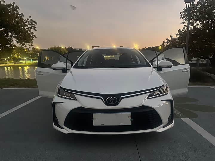 Фото 2 - Toyota Corolla