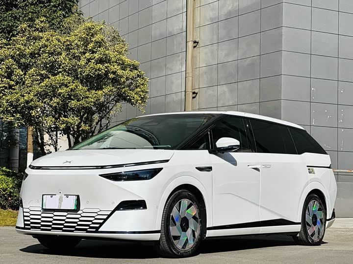 Фото 1 - XPeng X9