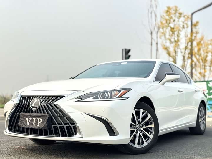 Фото 1 - Lexus ES