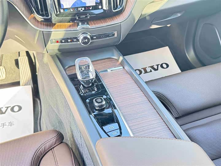 Фото 10 - Volvo XC60 Hybrid