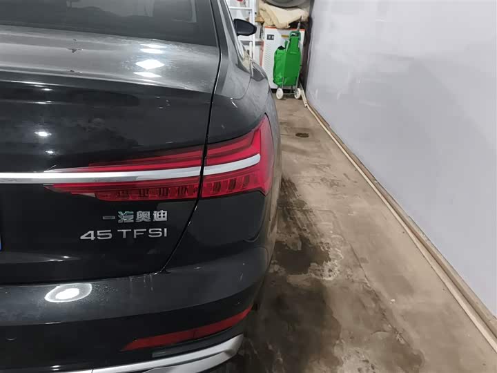 Фото 8 - Audi A6L