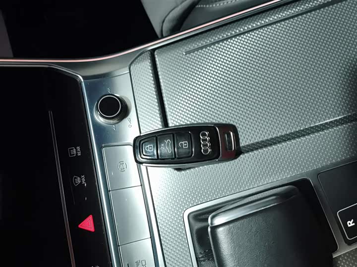 Фото 9 - Audi A6L