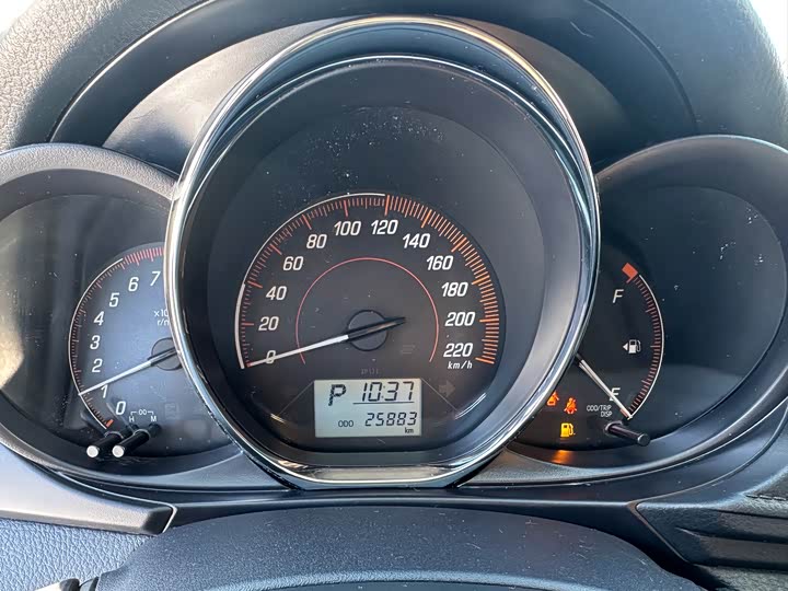 Фото 10 - Toyota Yaris L Hatchback