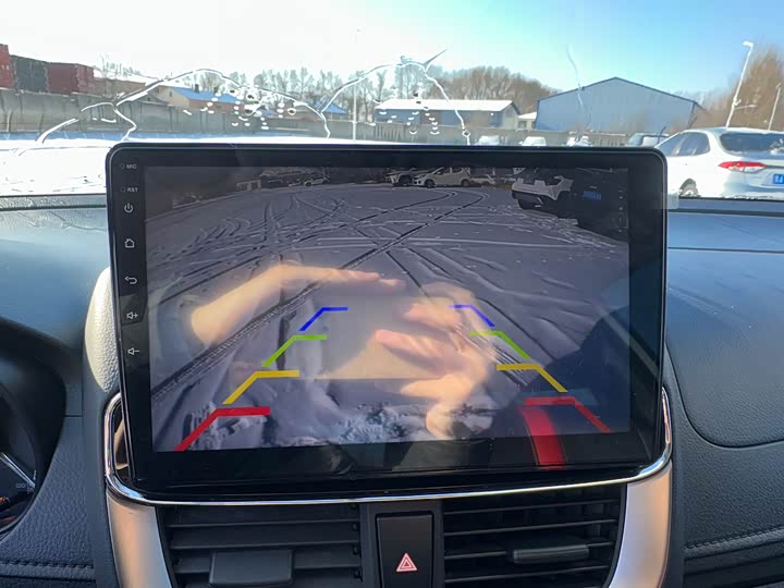 Фото 11 - Toyota Yaris L Hatchback