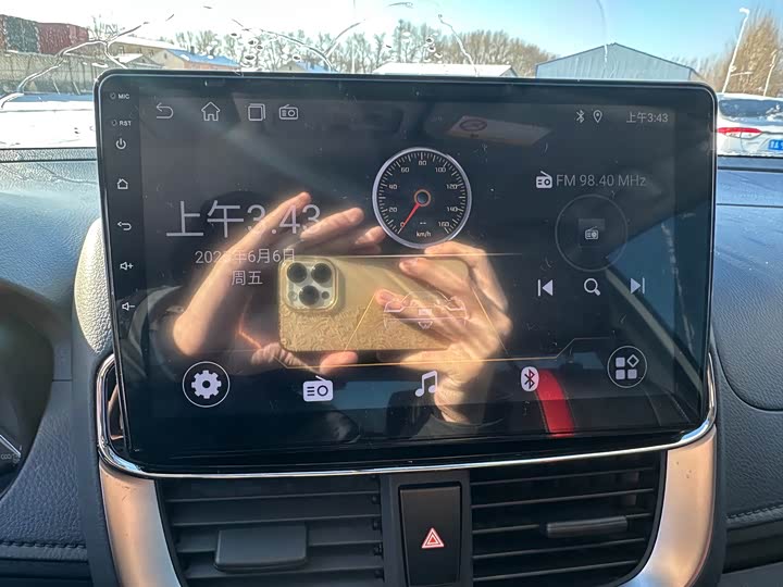 Фото 12 - Toyota Yaris L Hatchback