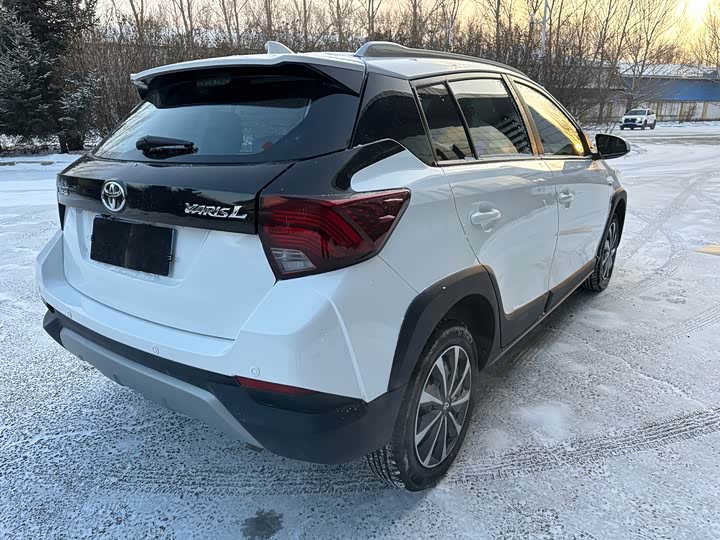 Фото 15 - Toyota Yaris L Hatchback