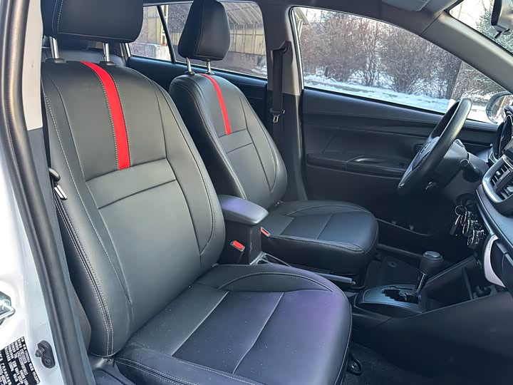 Фото 19 - Toyota Yaris L Hatchback