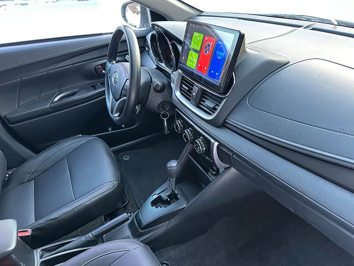 Фото 20 - Toyota Yaris L Hatchback