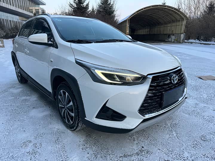 Фото 3 - Toyota Yaris L Hatchback