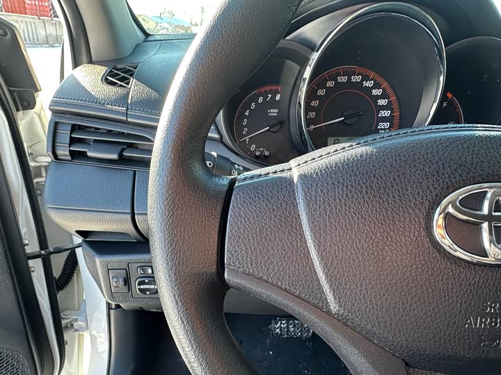 Фото 8 - Toyota Yaris L Hatchback