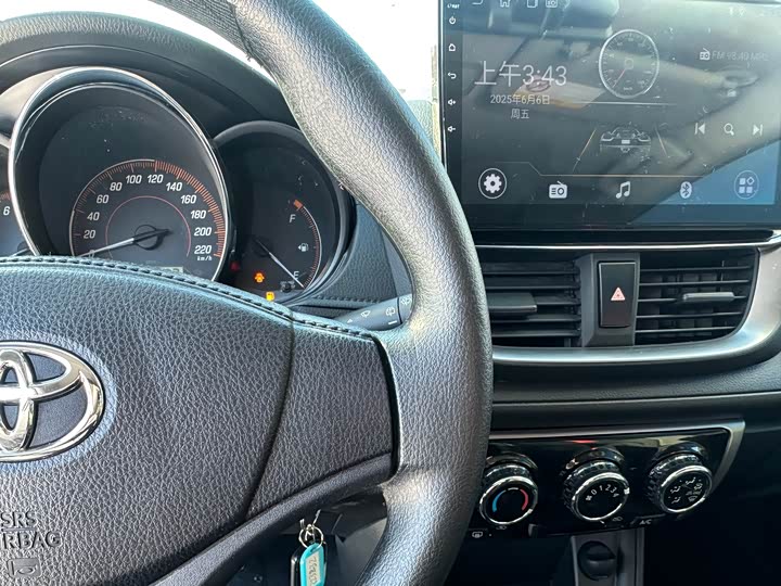 Фото 9 - Toyota Yaris L Hatchback