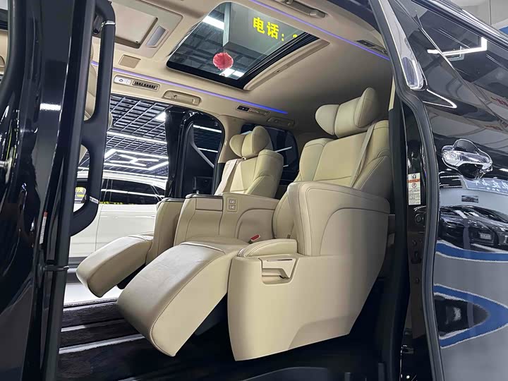Фото 9 - Toyota Alphard