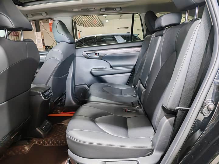 Фото 10 - Toyota Highlander