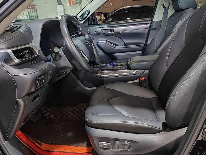 Фото 8 - Toyota Highlander