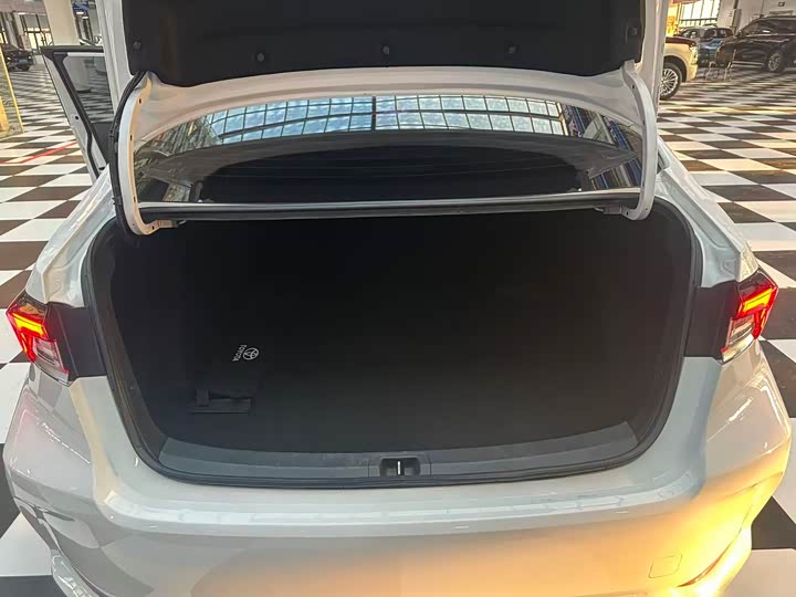 Фото 17 - Toyota Corolla