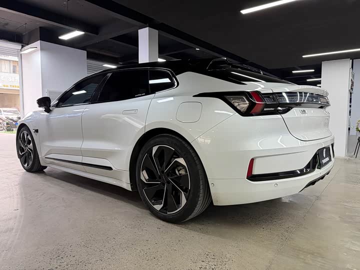 Фото 11 - Zeekr 001