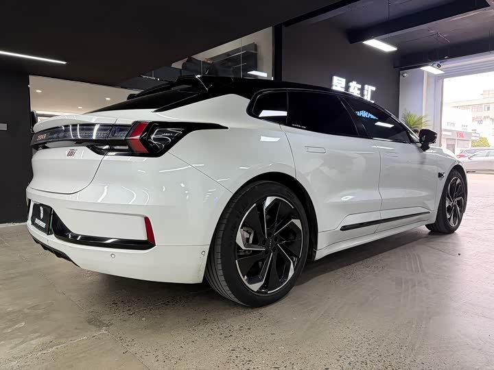 Фото 13 - Zeekr 001