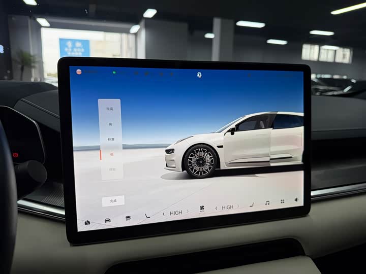 Фото 16 - Zeekr 001