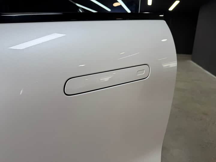 Фото 23 - Zeekr 001