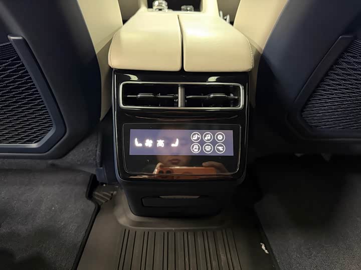 Фото 24 - Zeekr 001