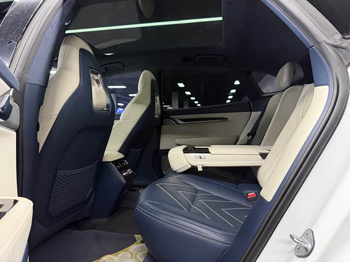 Фото 5 - Zeekr 001