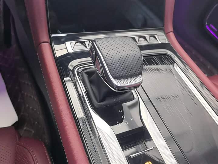 Фото 16 - Hongqi H5