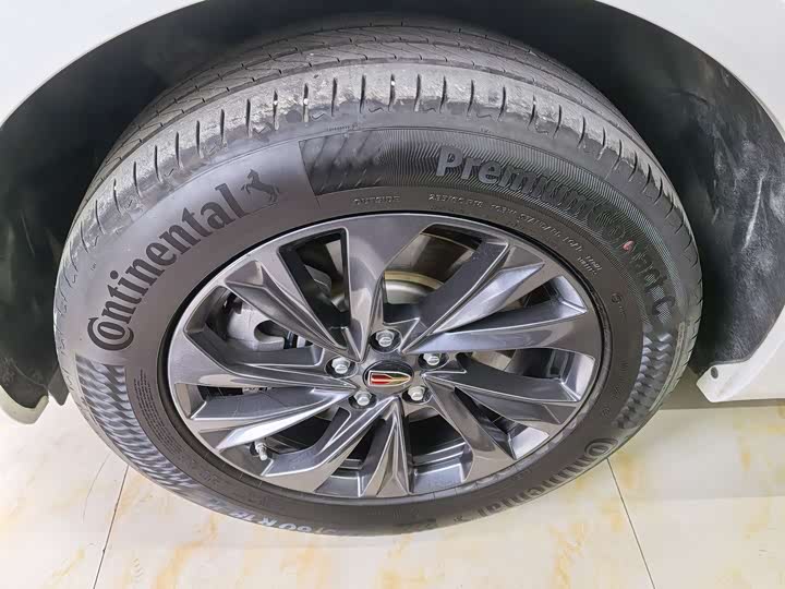 Фото 17 - Hongqi HS5