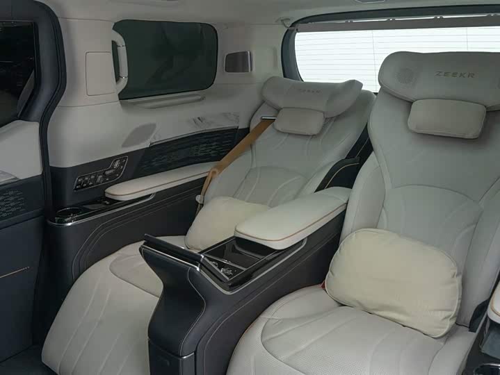 Фото 22 - Zeekr 009