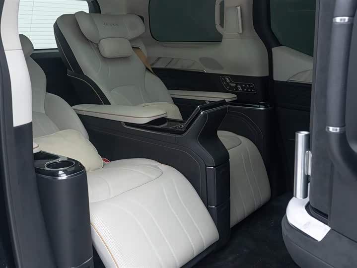 Фото 28 - Zeekr 009