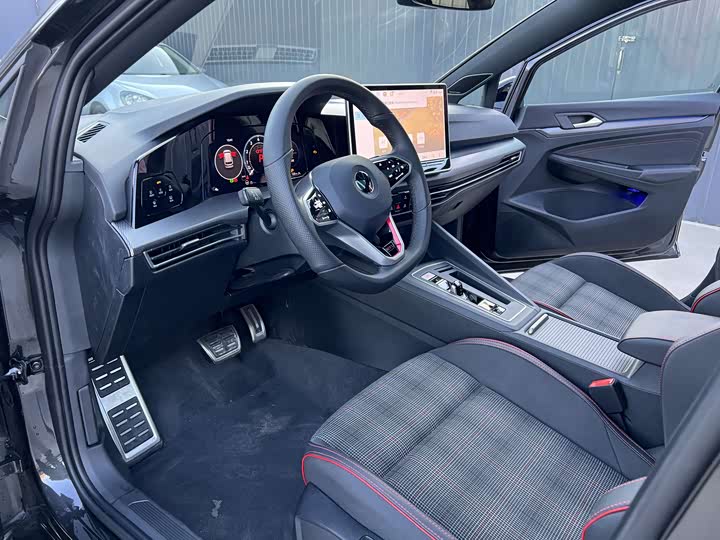 Фото 8 - Volkswagen Golf GTI