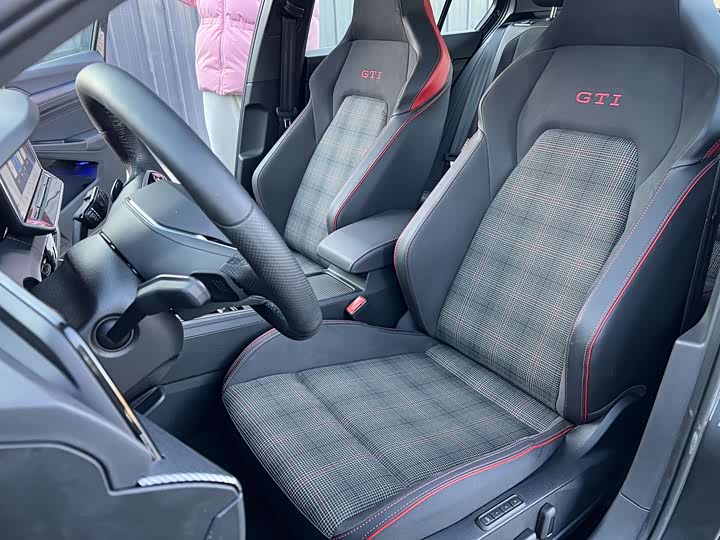 Фото 9 - Volkswagen Golf GTI