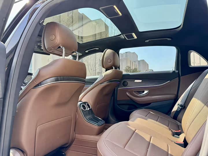 Фото 4 - Mercedes-Benz E-Class