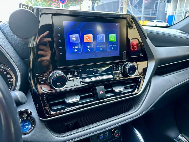 Фото 18 - Toyota Crown Kluger