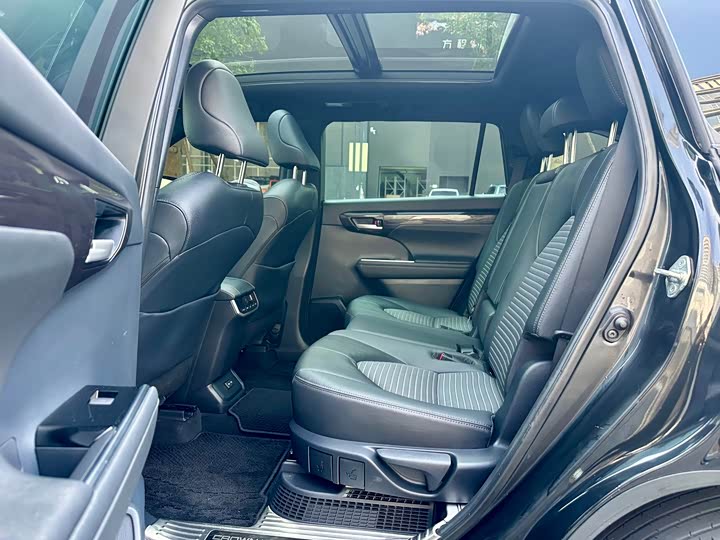 Фото 21 - Toyota Crown Kluger