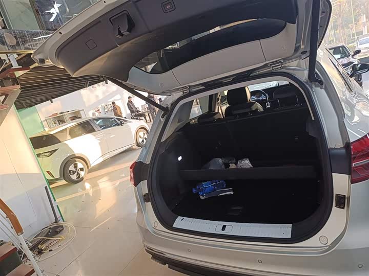 Фото 19 - Hongqi HS5